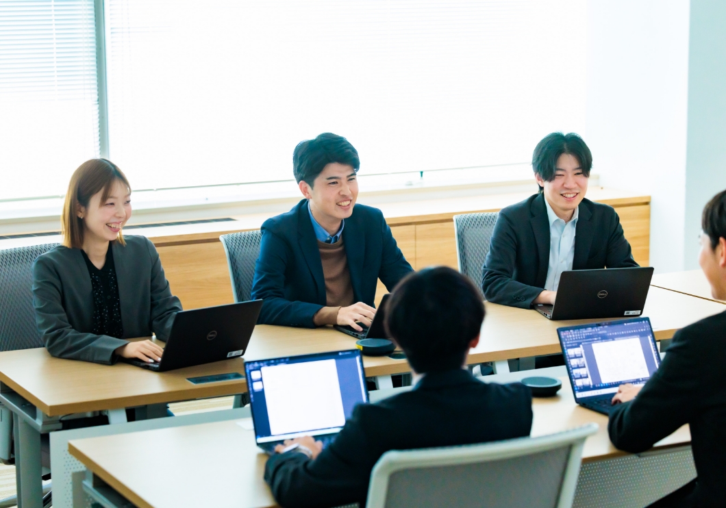 社員6名で打ち合わせをする様子