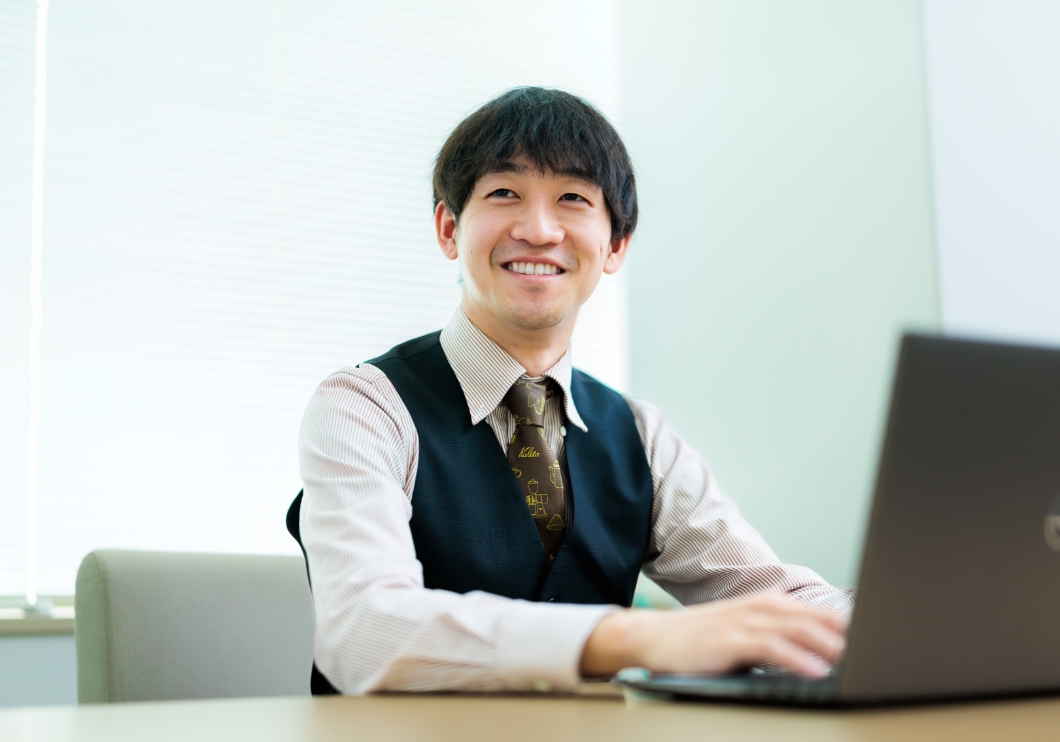 男性社員1名がPCを操作する様子